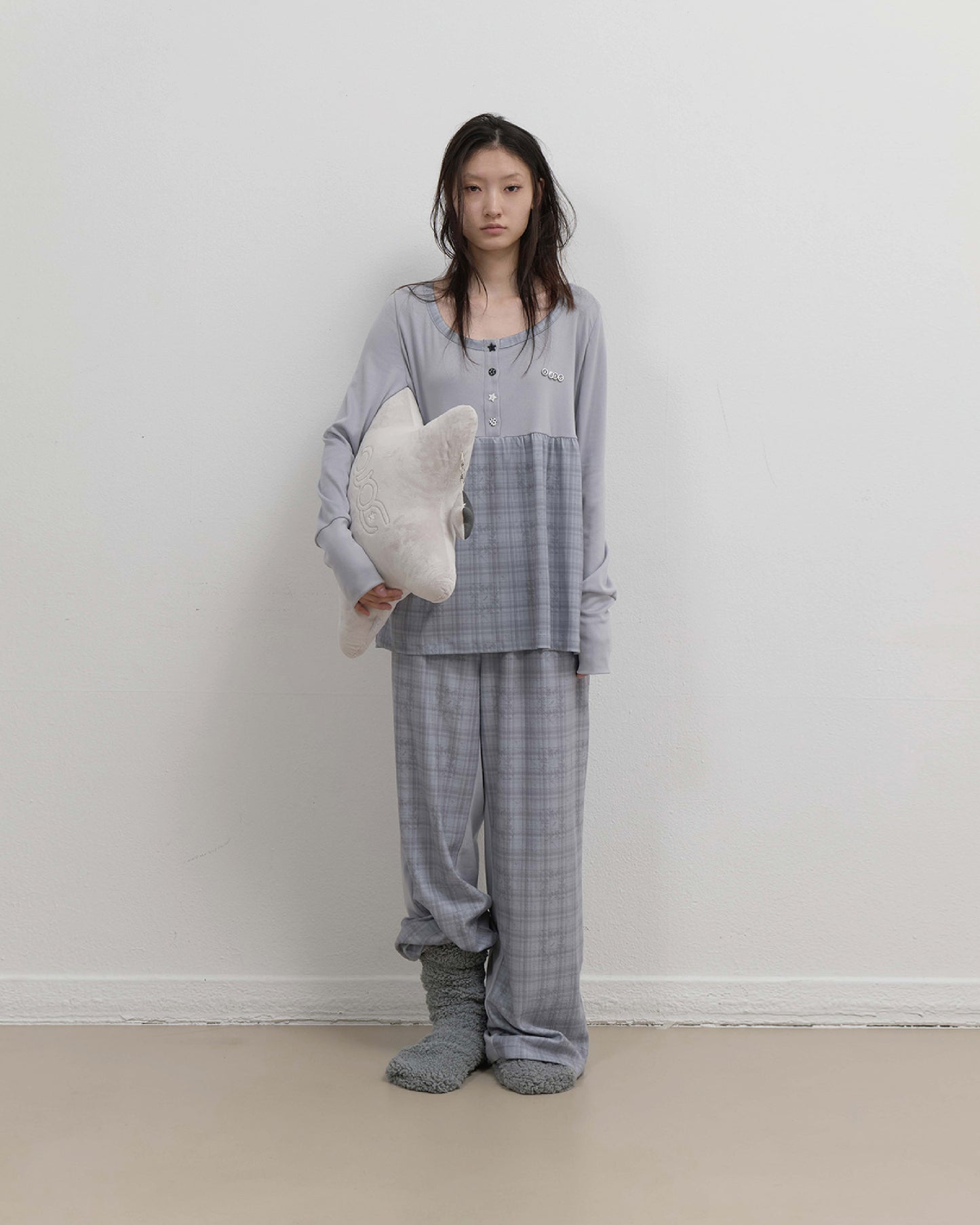 Star Hugger Puff Cushion - Grey