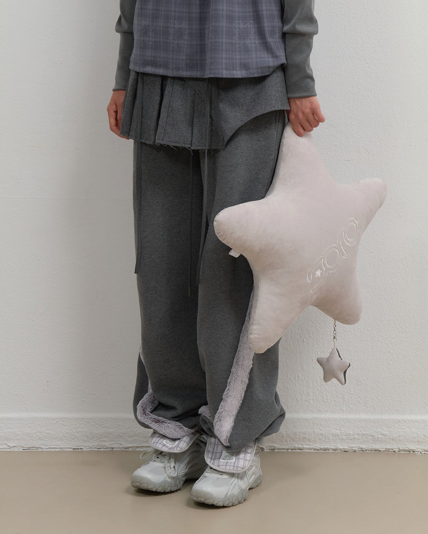 Star Hugger Puff Cushion - Grey